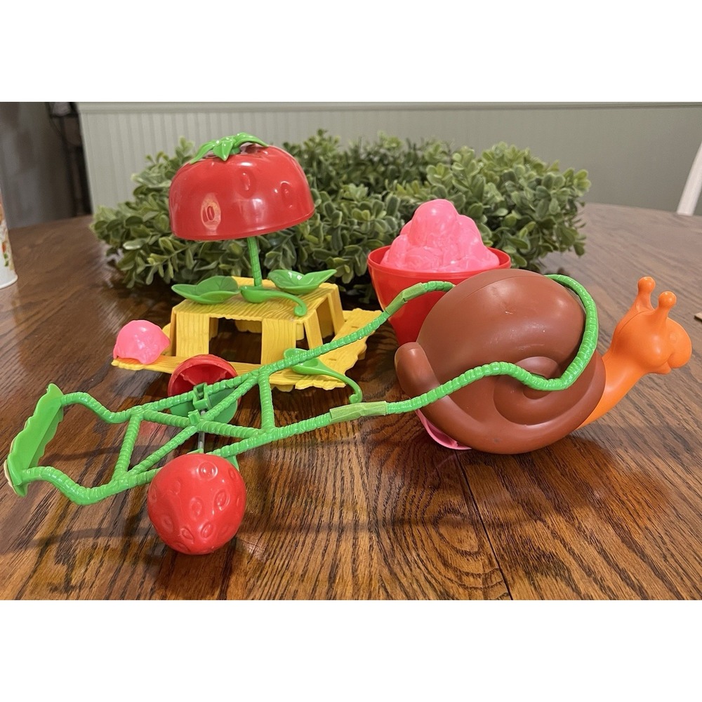 Strawberry Shortcake VINTAGE 1980 ESCARGOT Snail Cart Play sets